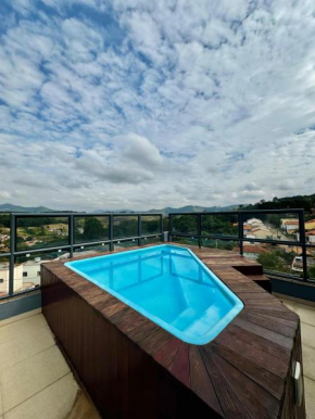 Cobertura com Piscina e Vista Encantadora